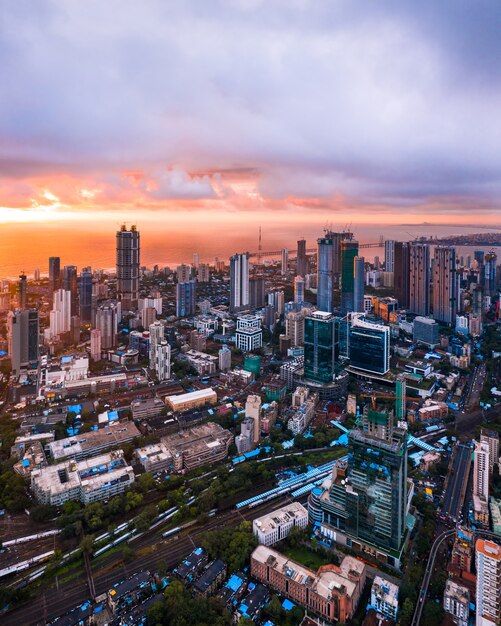 Luchtfoto van het centrum van Mumbai tijdens zonsondergang