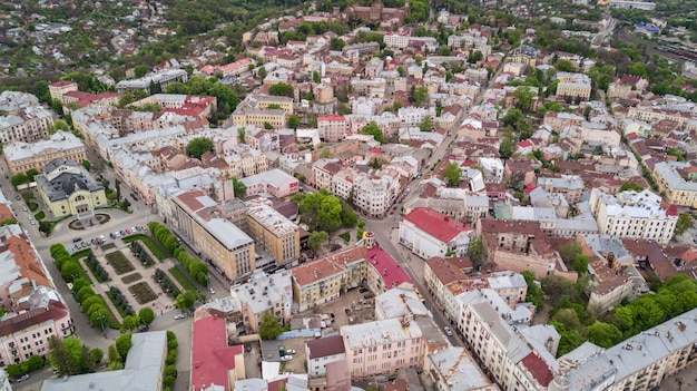 Luchtfoto van het historische centrum van de stad Chernivtsi van boven West-Oekraïne.