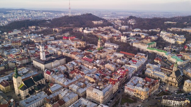 Luchtfoto van het historische centrum van de stad Lviv. Het centrum van Lviv in West-Oekraïne van bovenaf