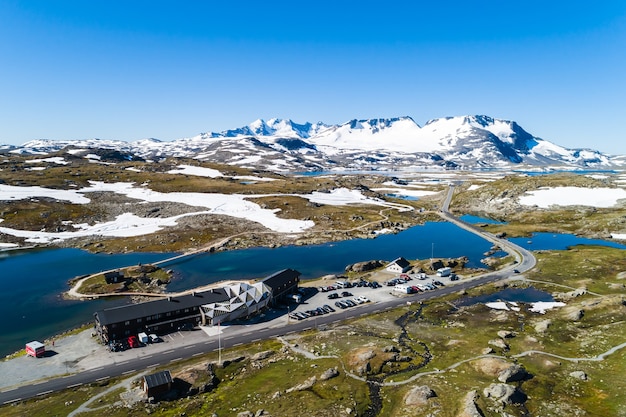 Luchtfoto van het skicentrum Lakeside omgeven door ruig berglandschap in Noorwegen