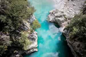 Gratis foto luchtfoto van het valbona valley national park met reflecterende wateren in albanië