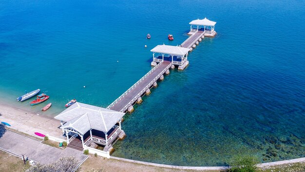 Luchtfoto van houten waterkant paviljoen in Koh Si Chang Island, Thailand. AsDang-brug.