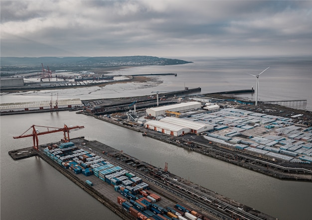 Luchtfoto van industriële zeehaven onder een bewolkte hemel