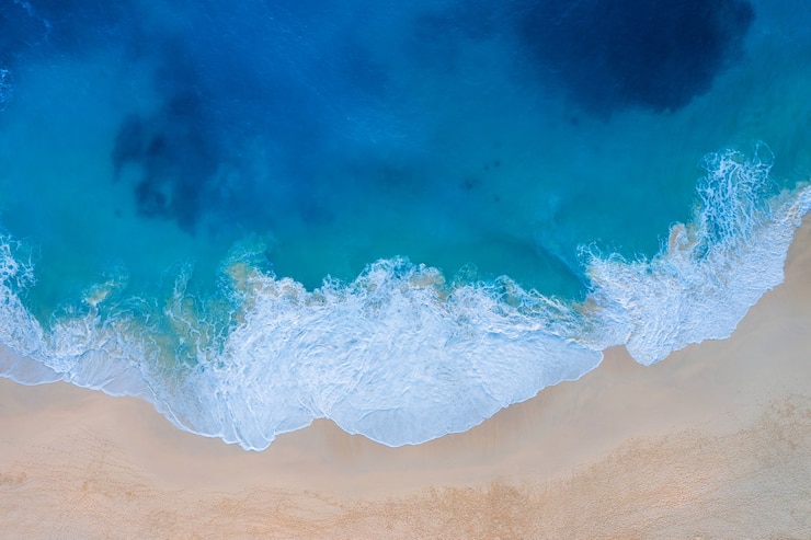 Gratis Foto luchtfoto van kelingking beach op het eiland nusa penida, bali in indonesië