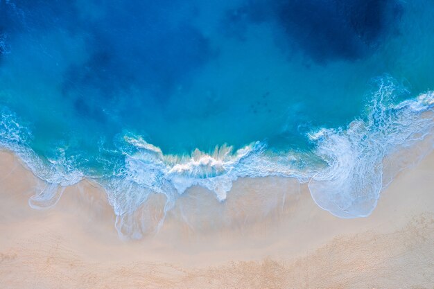 Luchtfoto van Kelingking Beach op het eiland Nusa Penida, Bali in Indonesië