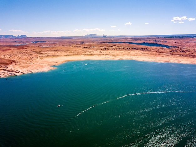 Luchtfoto van lake powell van bovenaf in de buurt van glen canyon dam en page town