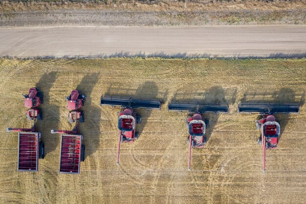 Luchtfoto van maaidorsers in een landbouwgebied overdag