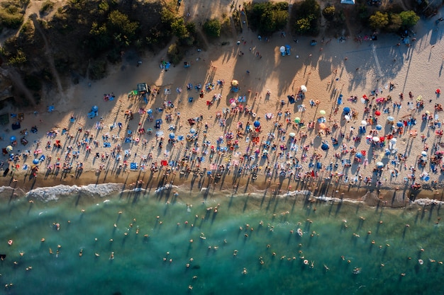 Luchtfoto van menigte van mensen op het strand