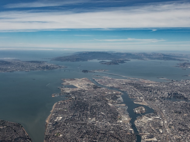 Luchtfoto van oakland en de san francisco bay area vanuit het zuidoosten