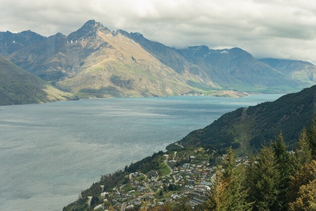 Luchtfoto van Queenstown in Zuid-Eiland, Nieuw-Zeeland. Stadsgezicht en landschap van Queenstown met meer Wakatipu vanaf top, Nieuw-Zeeland, Zuid-eiland.