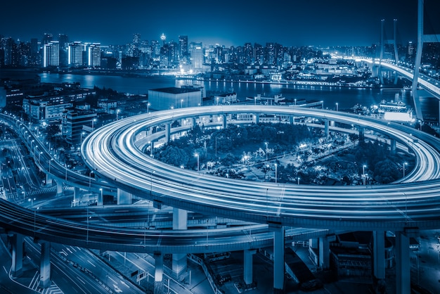 Luchtfoto van Shanghai overbrug bij de nacht