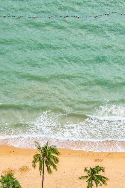 Luchtfoto van tropisch strand zee
