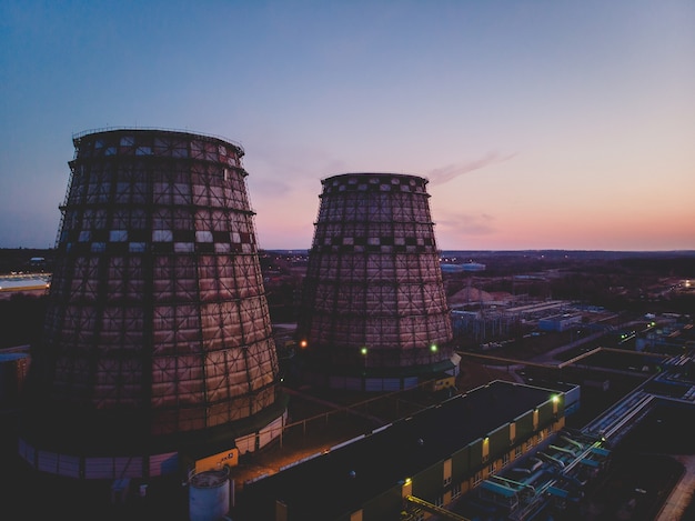 Gratis foto luchtfoto van twee elektrische centrales tijdens zonsondergang in vilnius