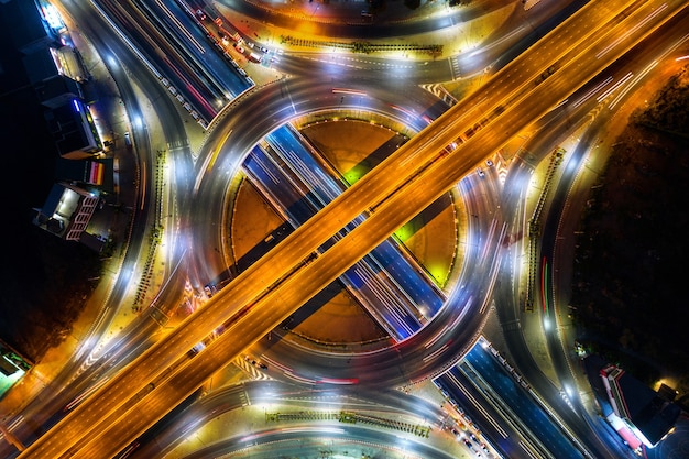 Luchtfoto van verkeer in rotonde en snelweg 's nachts