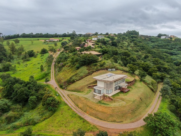 Luchtfoto van villa in de tropische vallei van monte alegre do sul brazilië plattelandbestemming