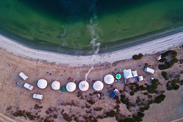 Luchtfoto van witte tenten op een prachtig strand