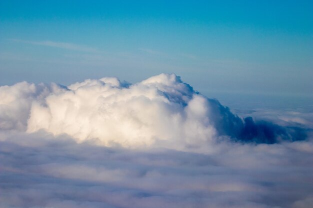 Luchtfoto van zee van wolken