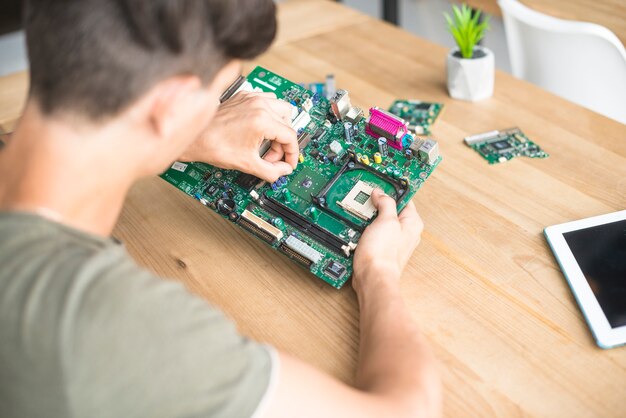 Luchtmening van de mens die computerhardware materiaal herstellen