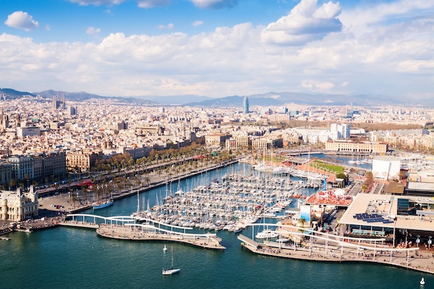 Gratis foto luchtmening van de stad van barcelona met haven vell