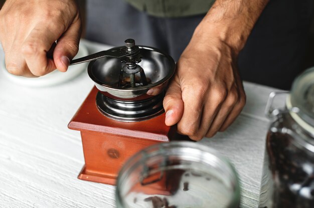 Luchtmening van een persoon die druppelkoffie maken