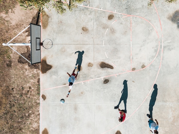 Luchtmening van het mannelijke speler spelen met basketbal