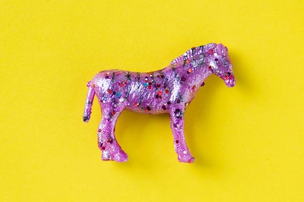 Luchtmening van het stuk speelgoed van het paardbeeldje op een kleurrijke achtergrond