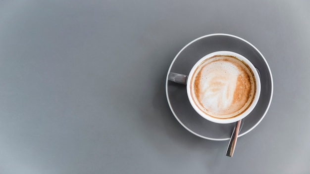 Luchtmening van koffie latte op grijze achtergrond