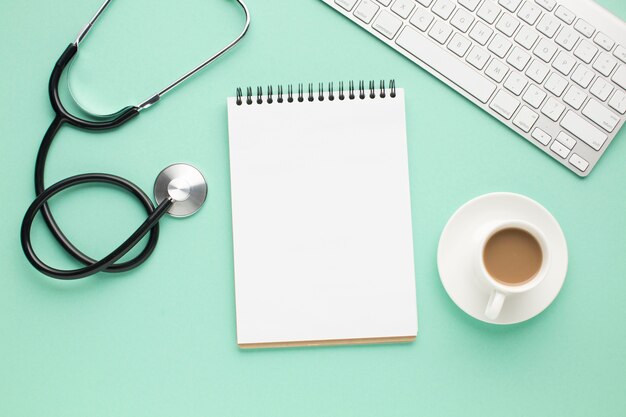 Luchtmening van medisch bureau met draadloos toetsenbord