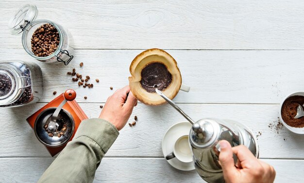 Luchtmening van mensen die druppelkoffie maken