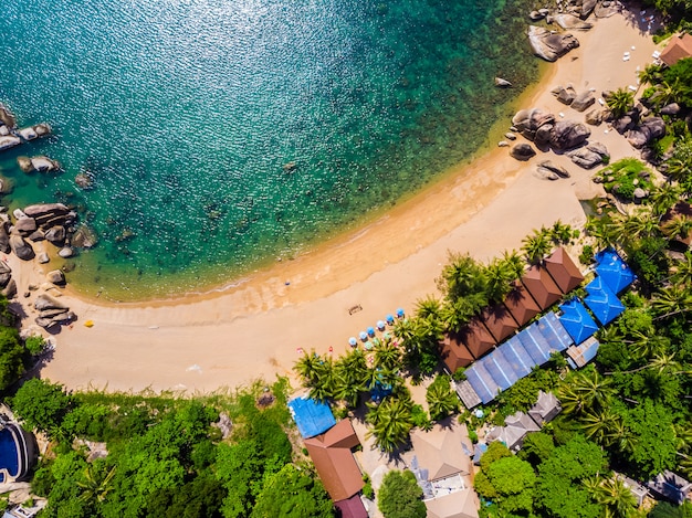 Luchtmening van mooi tropisch strand en overzees met palm en andere boom in het eiland van Koh Samui