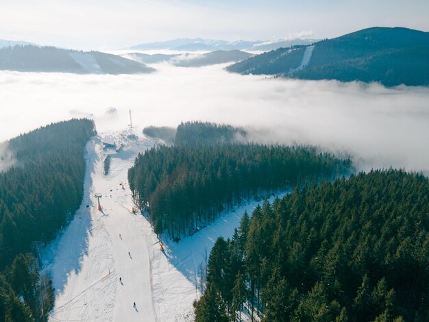 Luchtmening van oekraïens skitoevlucht in karpatische bergen
