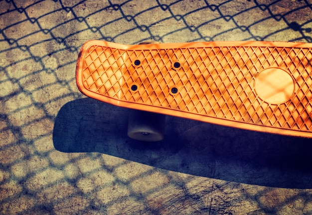 Gratis foto luchtmening van oranje skateboard ter plaatse