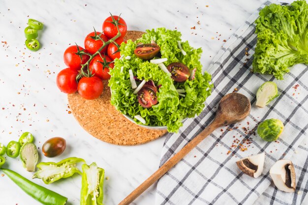 Luchtmening van verse groene salade met tomaat en paddestoel