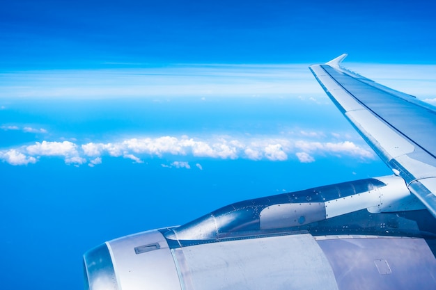 Luchtmening van vliegtuigvleugel met blauwe hemel