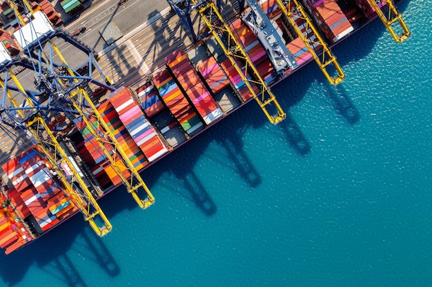 Luchtmening van vrachtschip en vrachtcontainer in haven