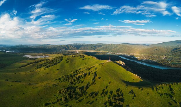 Luchtpanorama-drone-opname van schoonheidsdageraad op de top in de bergen in de zomer van altaj