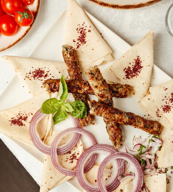 Lule-kebab met lavash en ui