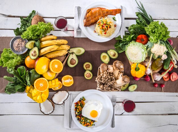 Lunch aan tafel met gezonde biologische voeding. Bovenaanzicht