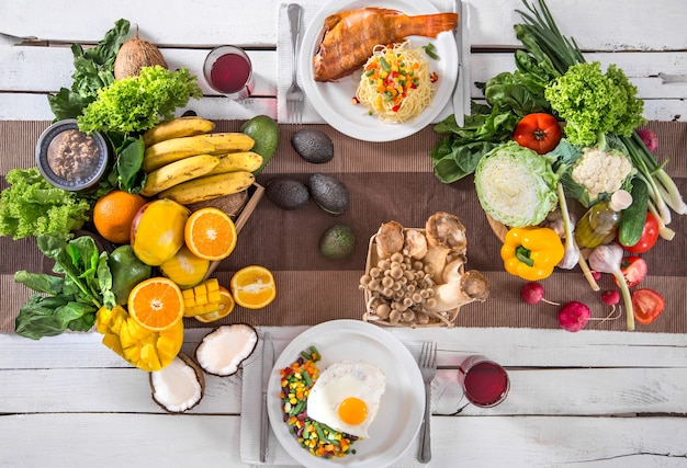 Lunch aan tafel met gezonde biologische voeding. Bovenaanzicht