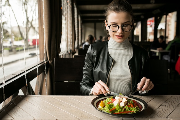 Gratis foto lunch vrouw olijven salade modern