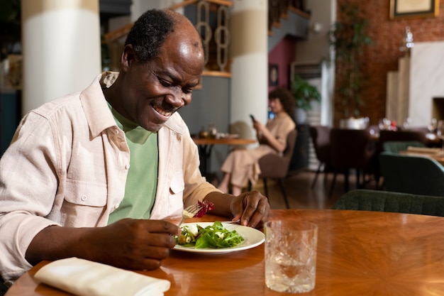 Gratis foto lunchen in ruim restaurant