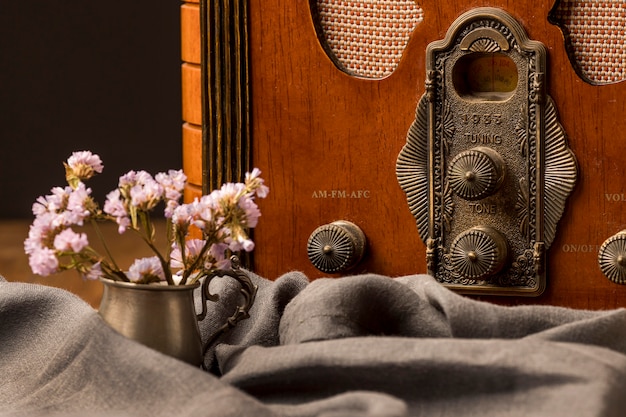 Gratis foto luxe vintage radio-ontvanger en bloemen