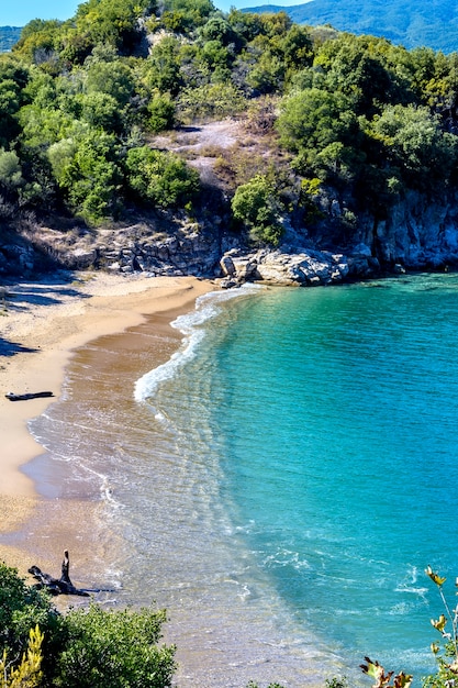 Gratis foto maagdelijk strand met blauw water dichtbij olympiada-dorp halkidiki griekenland