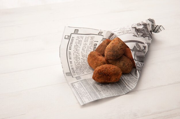 Maaltijd met kroketten in een hoorntje