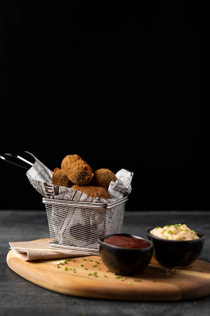 Maaltijd met kroketten met mayonaise en ketchup op een houten bord