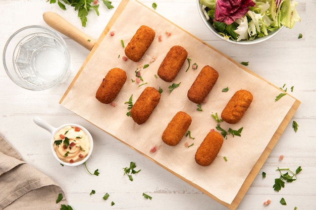 Maaltijd met kroketten met salade en mayonaise