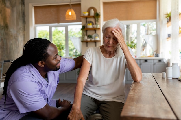 Maatschappelijk werker die een oudere vrouw helpt