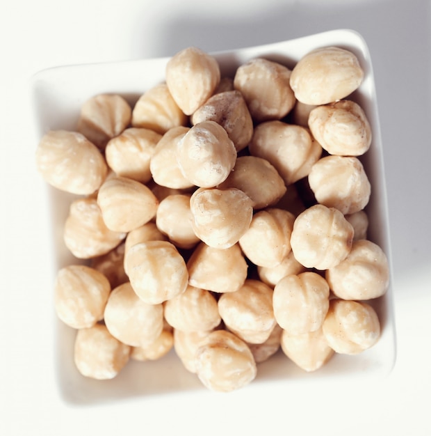 Macadamia noten op witte kom