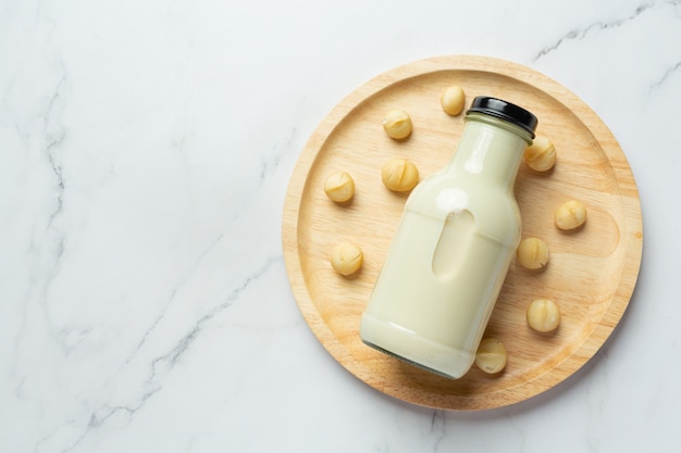 Macadamia witte melk klaar om te serveren