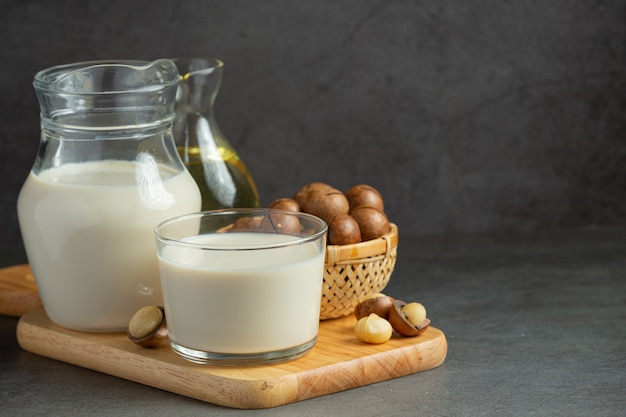 Macadamia witte melk klaar om te serveren